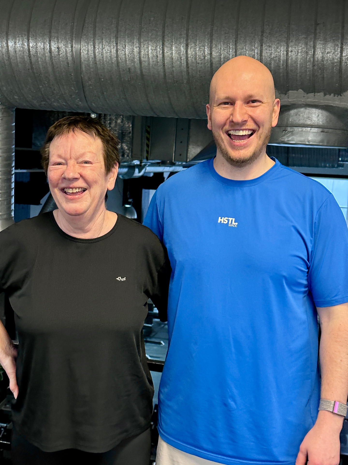 Michael skrattar tillsammans med Katrin efter ett träningspass